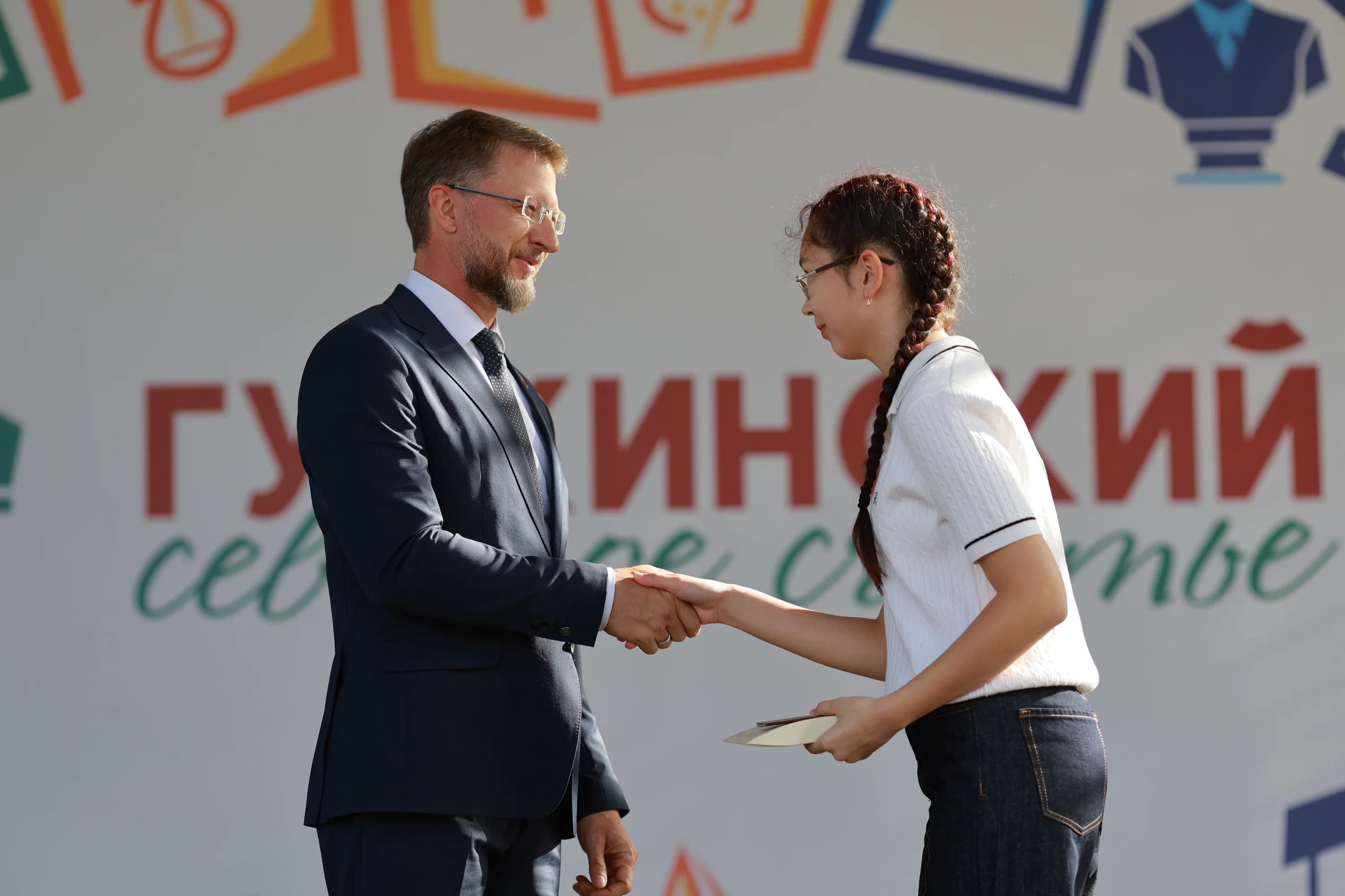 Депутат Госдумы Дмитрий Погорелый вручил паспорта