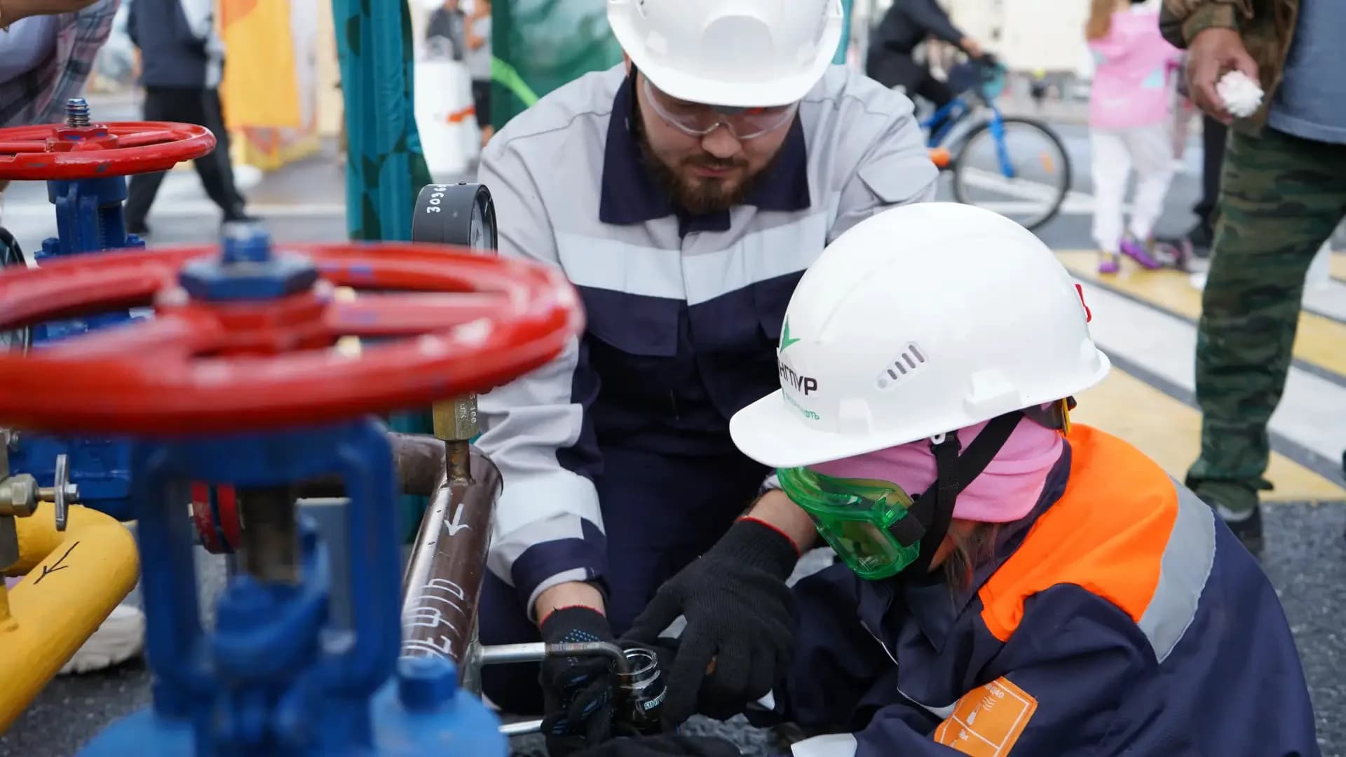 Мастер-класс от нефтяников по забору проб нефти | Фото: Юлия Палоян / «Ямал-Медиа»