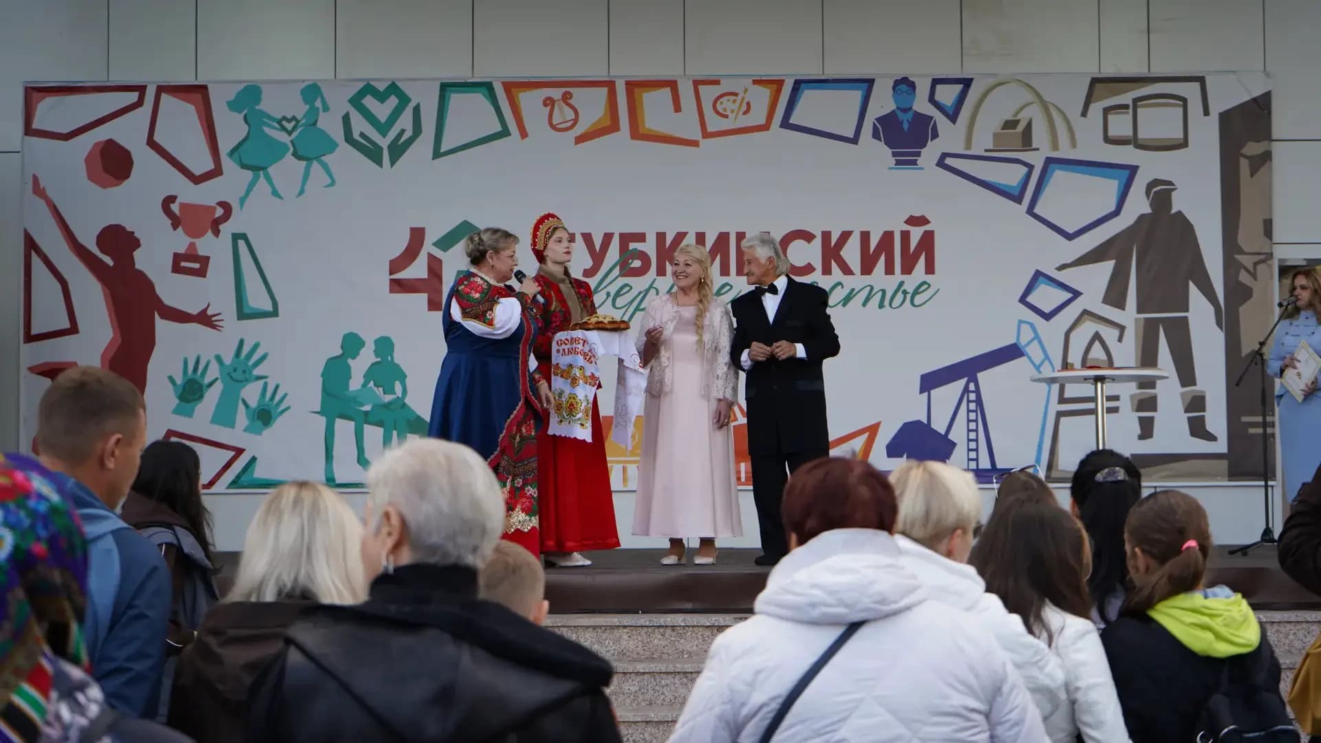 Поздравление супругов Федорив с 40-летием семейной жизни | Фото: Юлия Палоян / «Ямал-Медиа»
