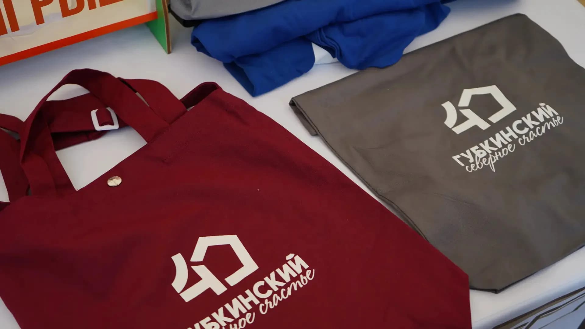 Сувенирная продукция на бесплатной лотерее | Фото: Юлия Палоян / «Ямал-Медиа»