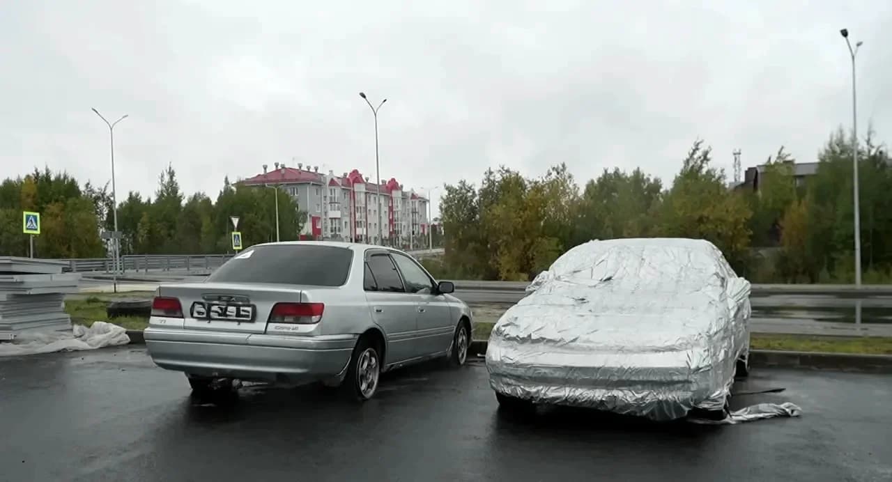 Оставленный автомобиль со спущенными колесами на улице Губкинского | Фото: скриншот видео «Ямал-Медиа. Губкинский»