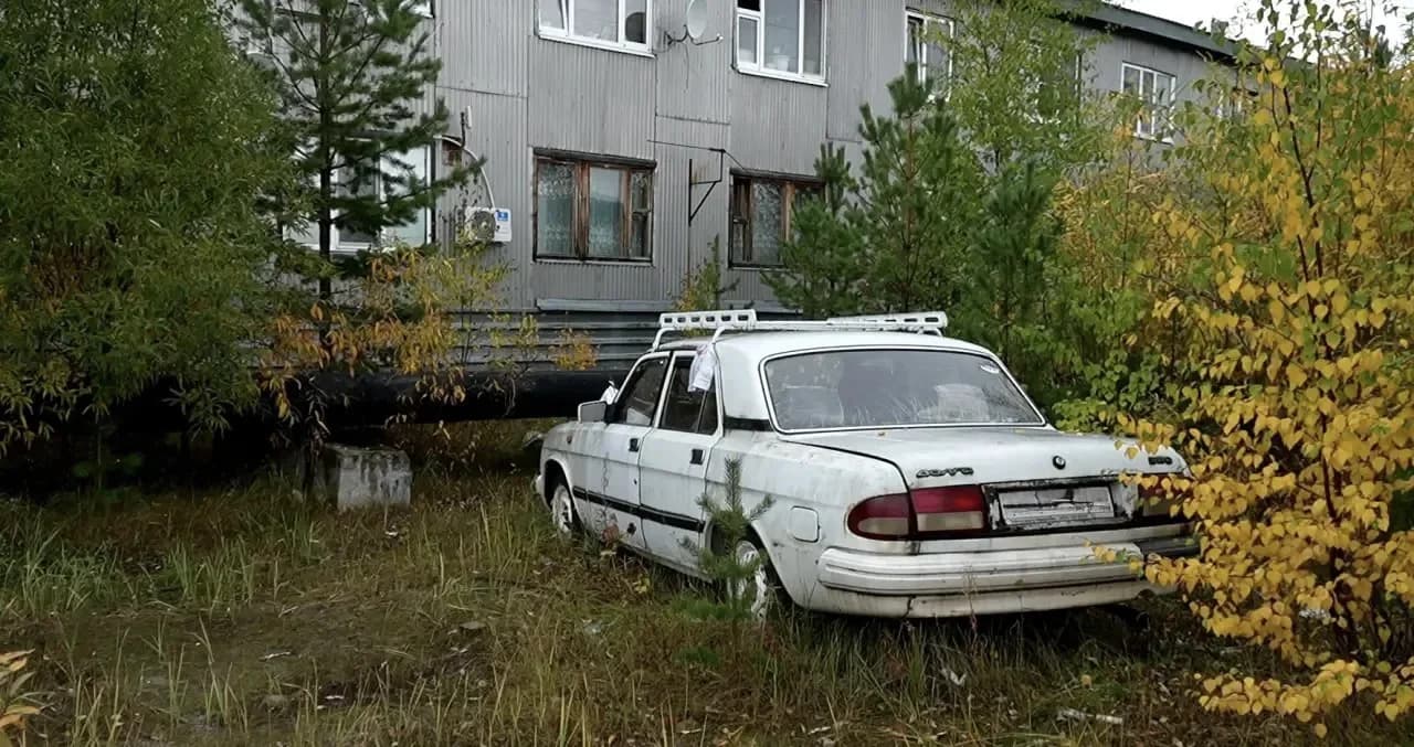 Автомобиль, оставленный на долгое время на улице Губкинского | Фото: скриншот видео «Ямал-Медиа. Губкинский»
