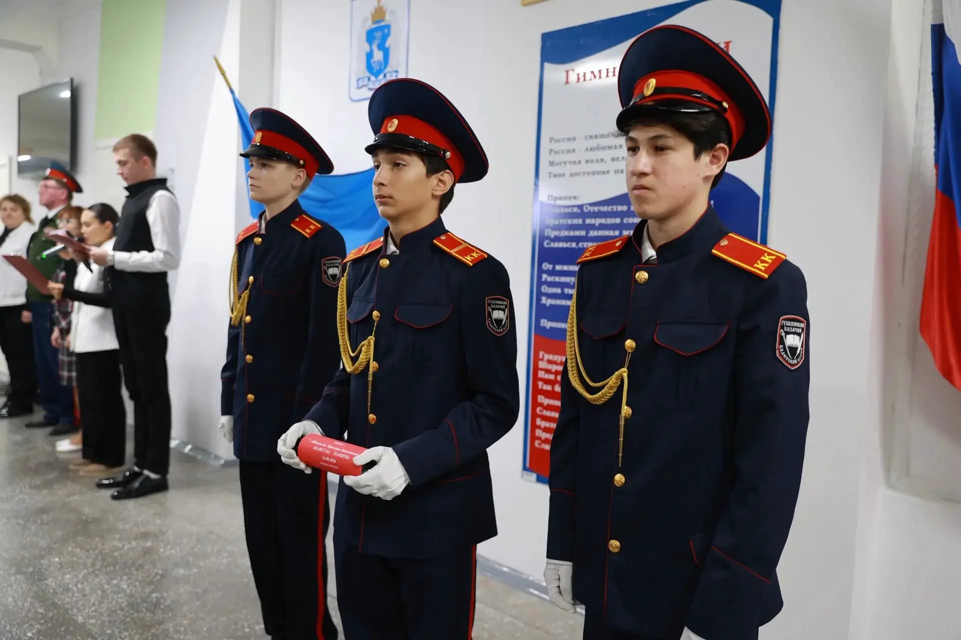 Капсула памяти в руках у учеников кадетского класса | Фото: Алина Дьякова / «Ямал-Медиа»