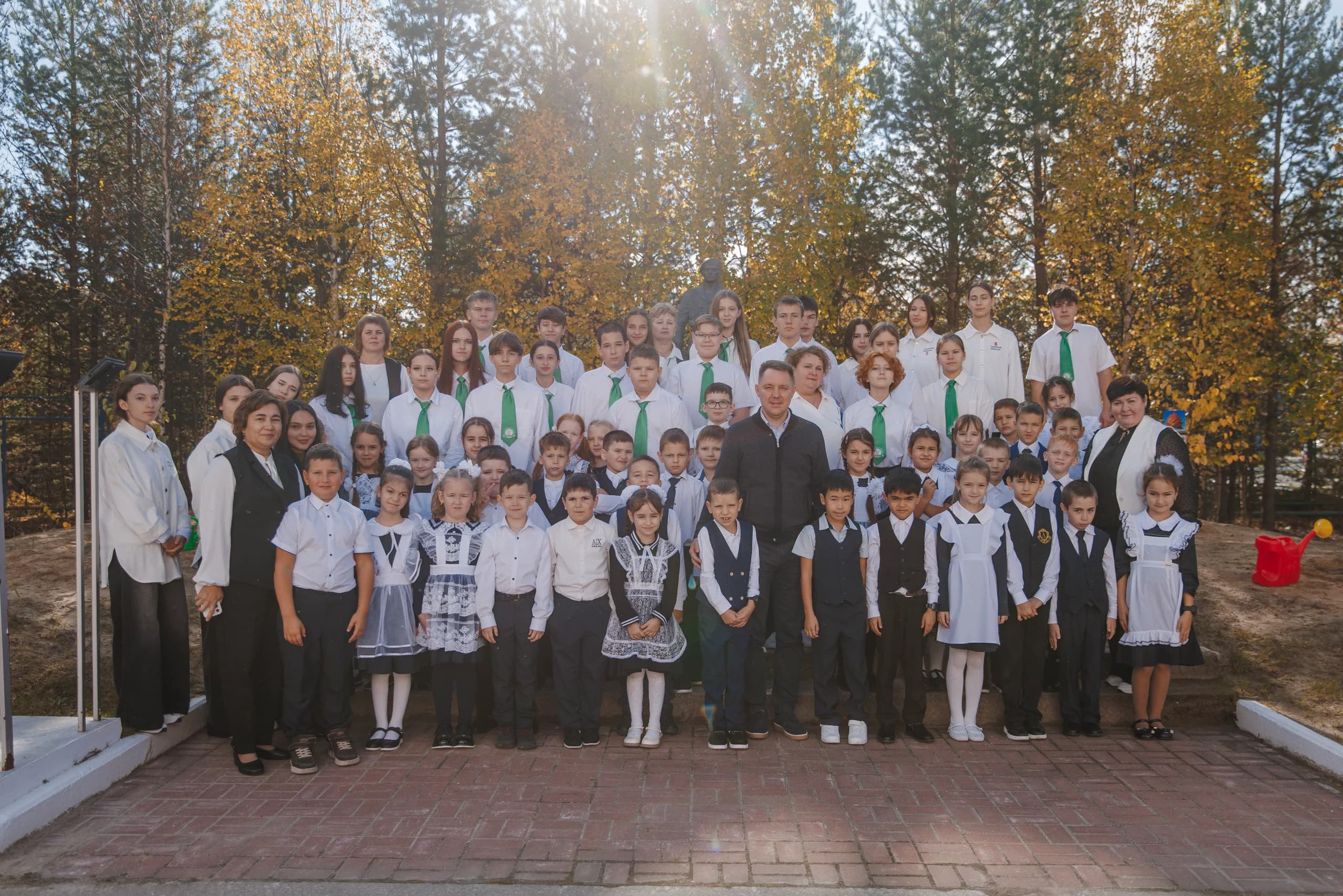 Ученики и педагоги школы им. Ярослава Василенко с главой города Виталием Бандурко | Фото: Алина Дьякова / «Ямал-Медиа»
