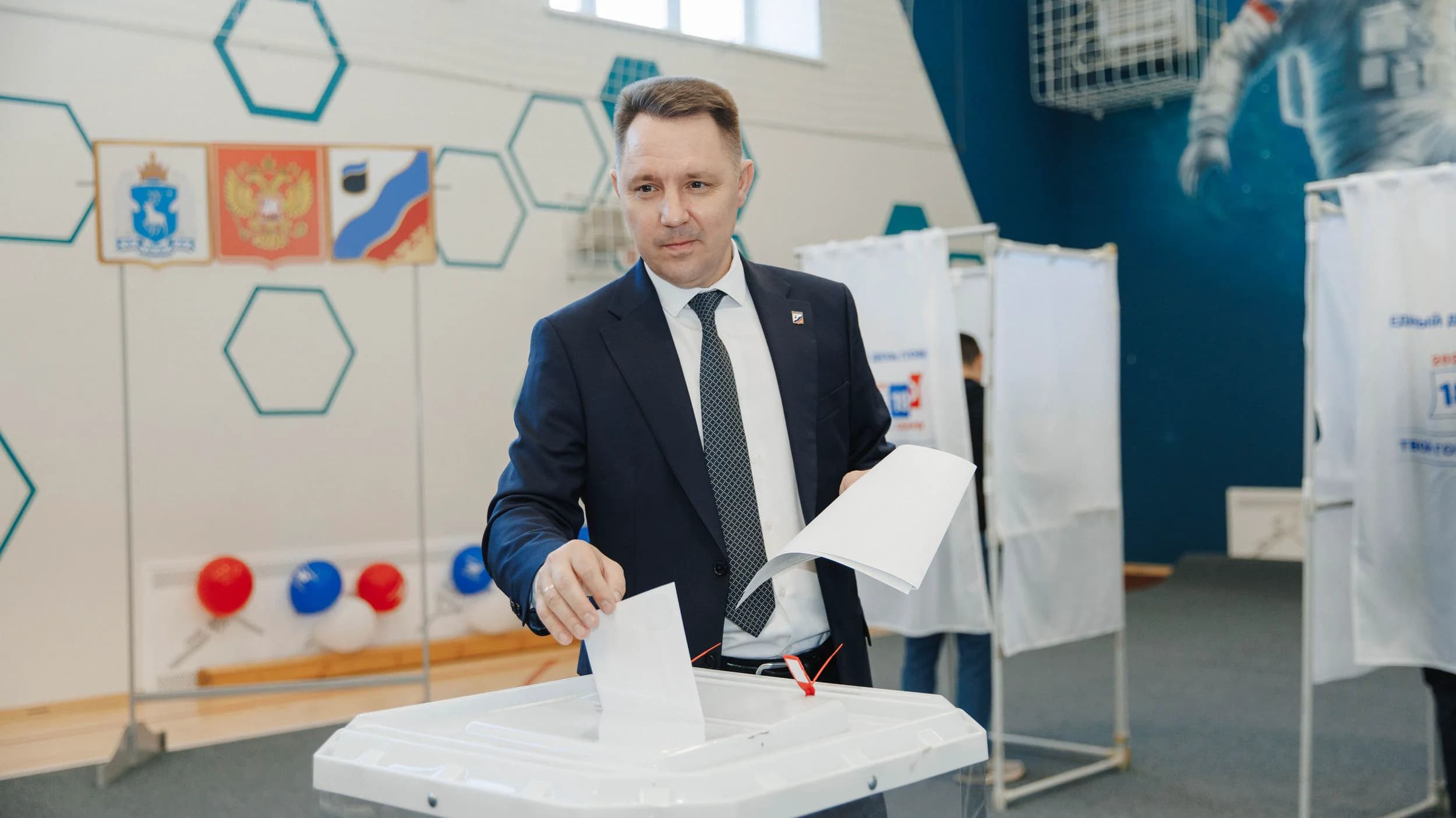 Первым в Губкинском проголосовал глава Андрей Бандурко