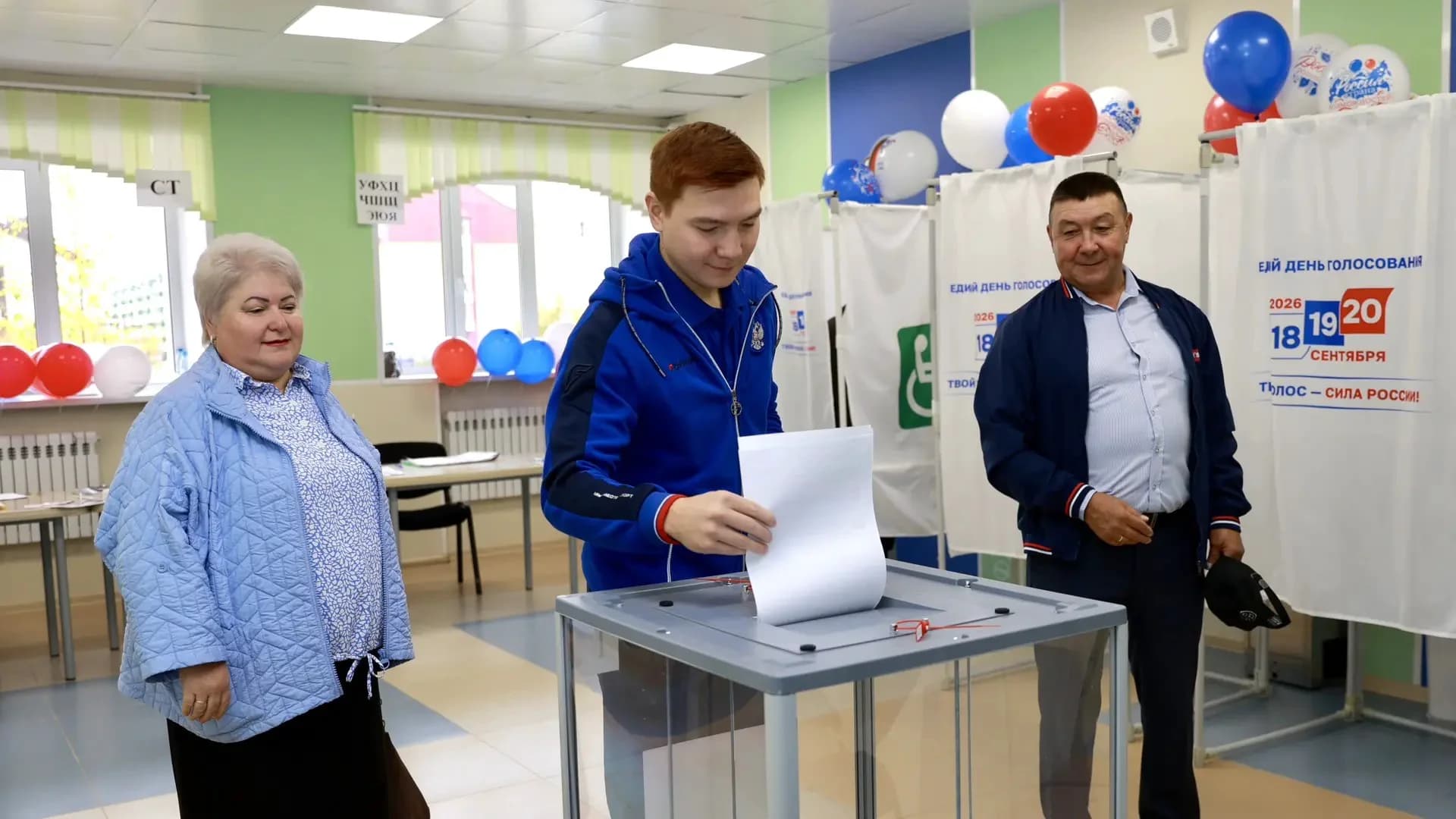 На выборы в Губкинском c семьей пришел чемпион России и мира по гиревому спорту Ильяс Сарсембаев