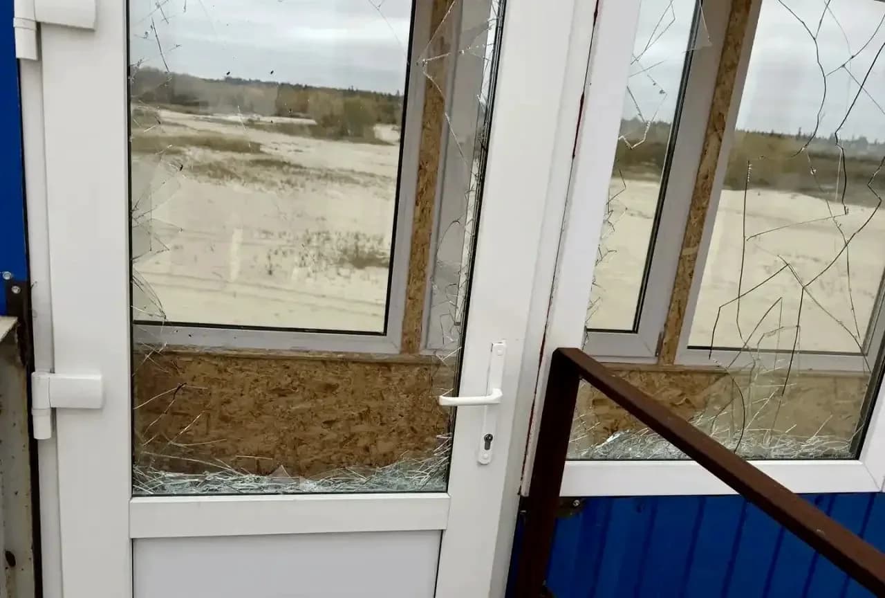 Разбитые окна в судейской вышке на дрифт-трассе в Губкинском