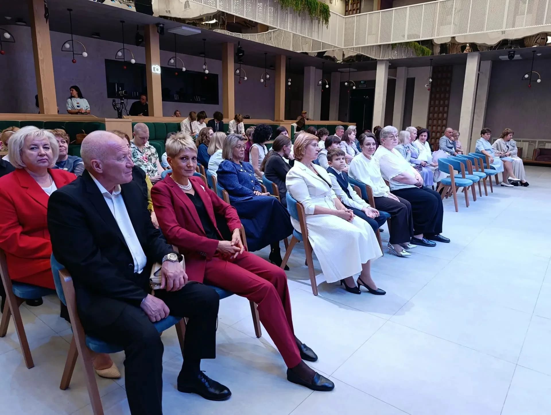 Ирина Кравчук на торжественной церемонии, слева
