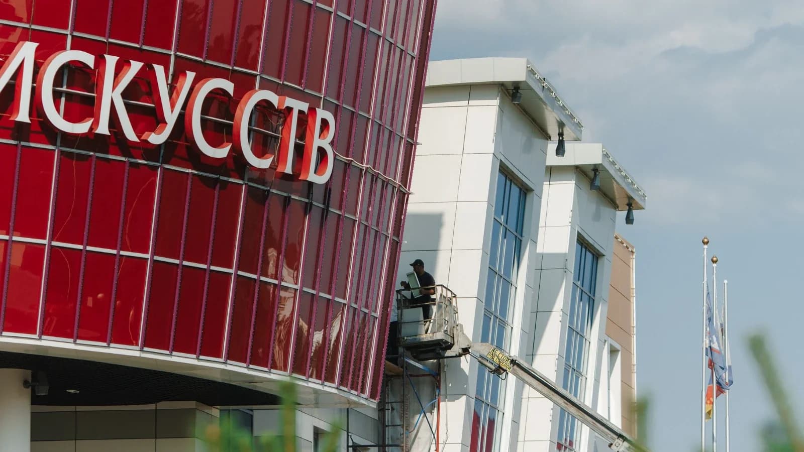 В учебный год — с музыкой, красками и уютом. В школе искусств Губкинского завершают ремонт