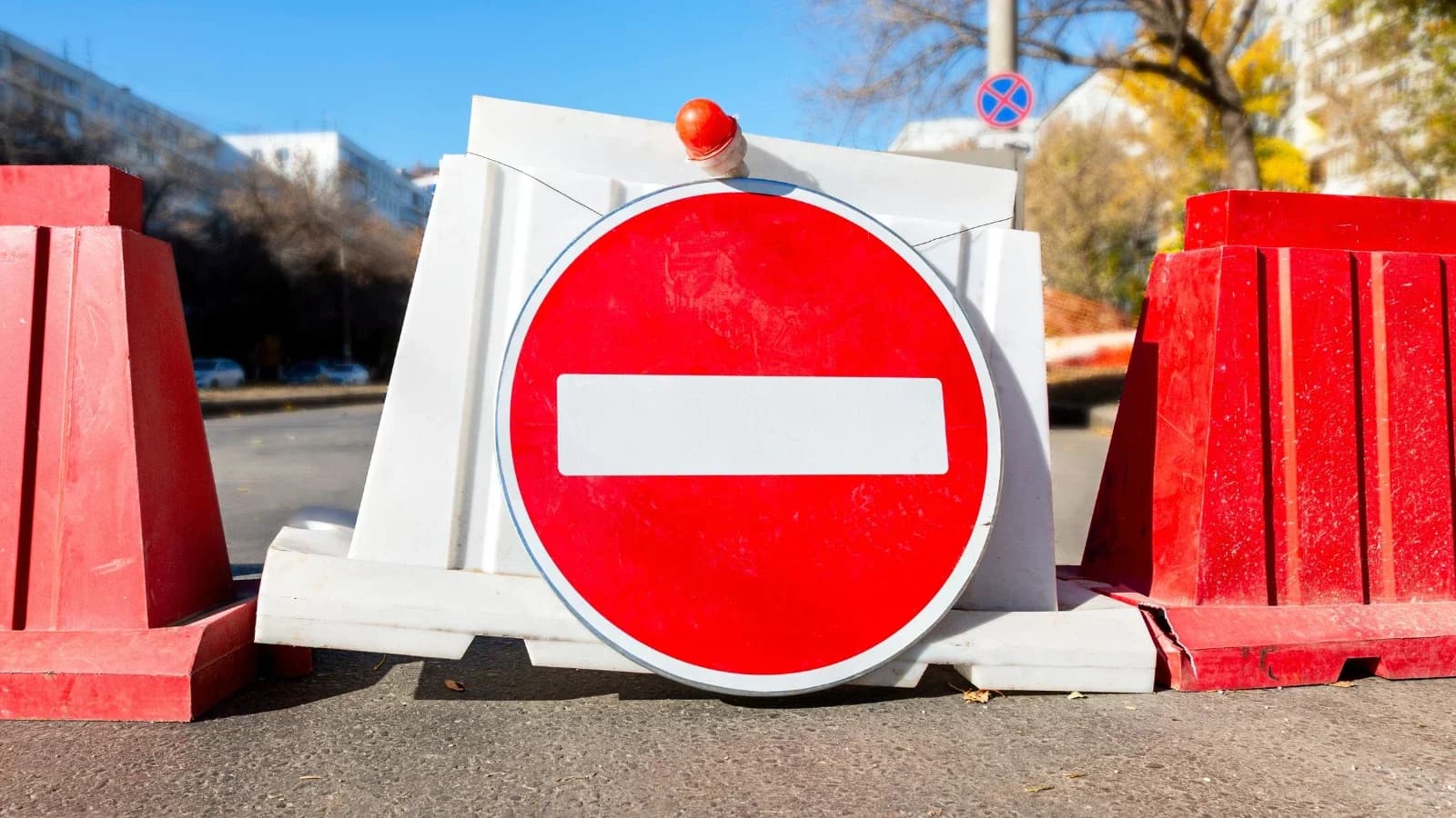 В Губкинском — временное ограничение движения машин на двух участках
