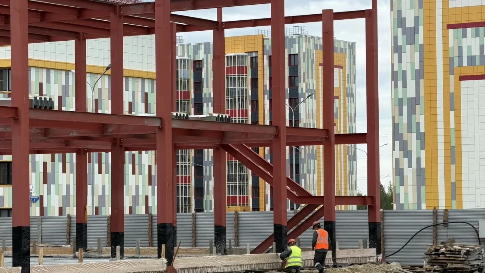 В 17-м микрорайоне Губкинского строится торговый центр