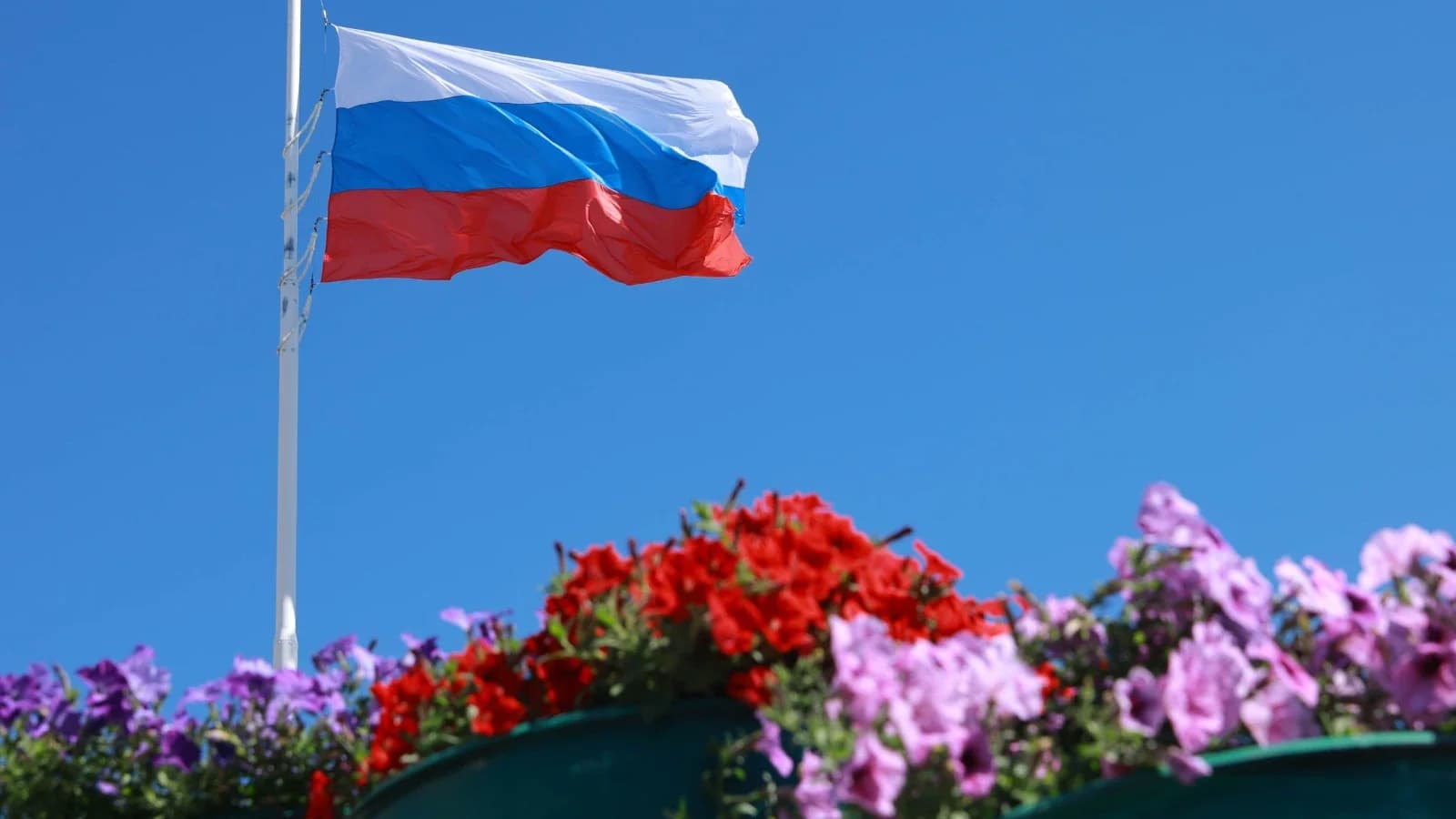 Дмитрий Артюхов поздравил ямальцев с Днем российского флага