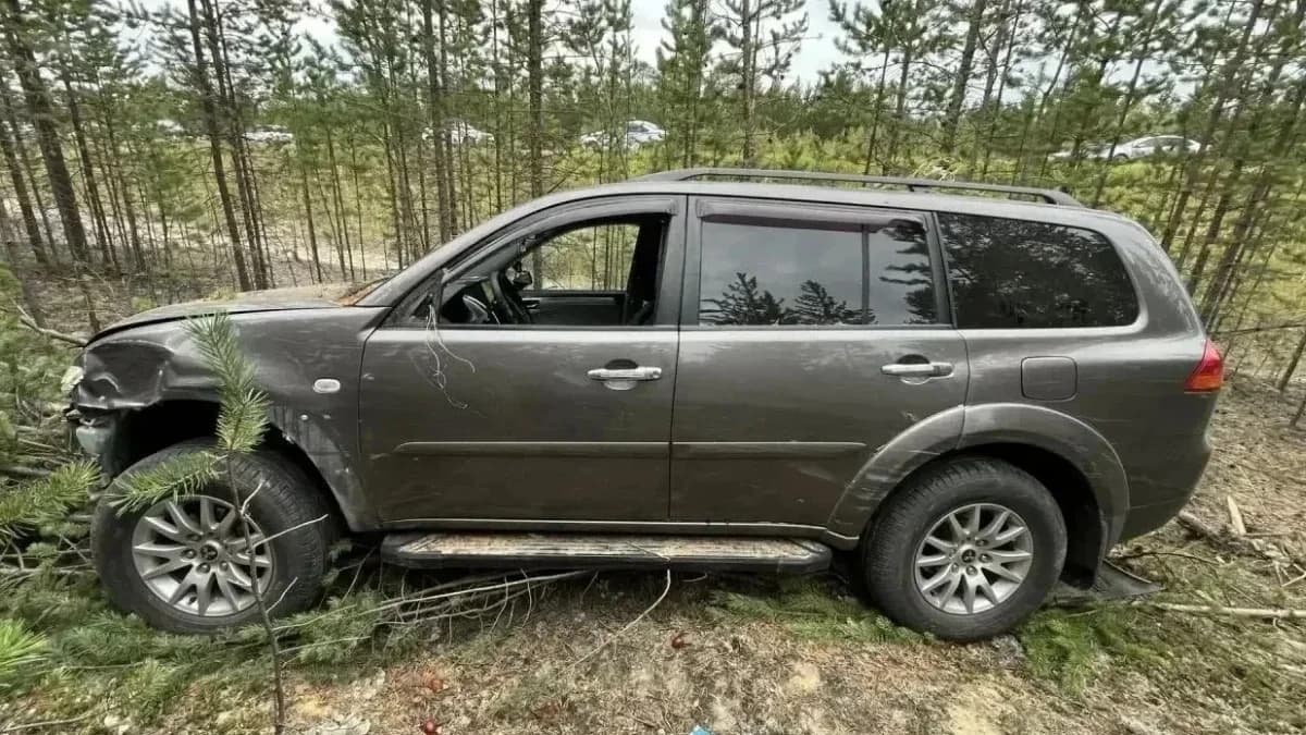 На трассе рядом с Губкинским Mitsubishi улетел с дороги