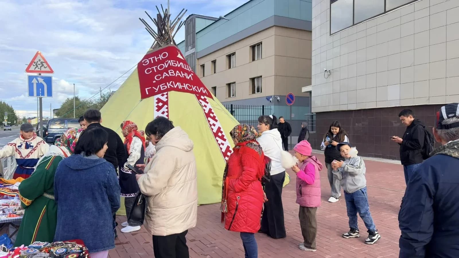 Ненцы поставили чум в центре Губкинского. Фото