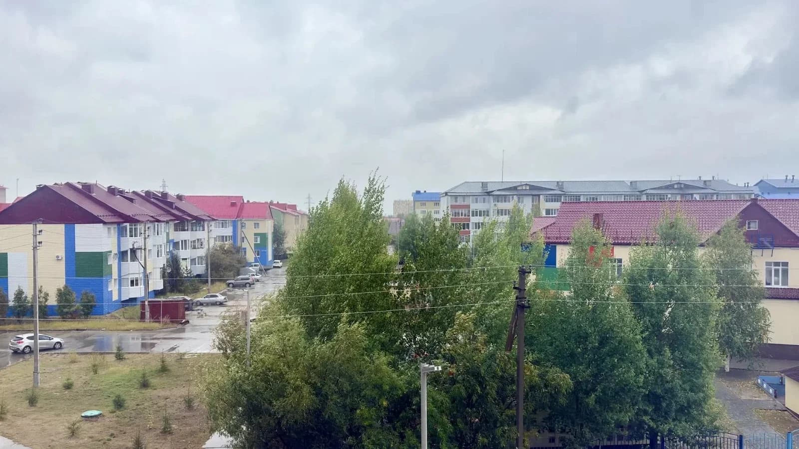 Первый день осени в Губкинском начался с ветром и дождем