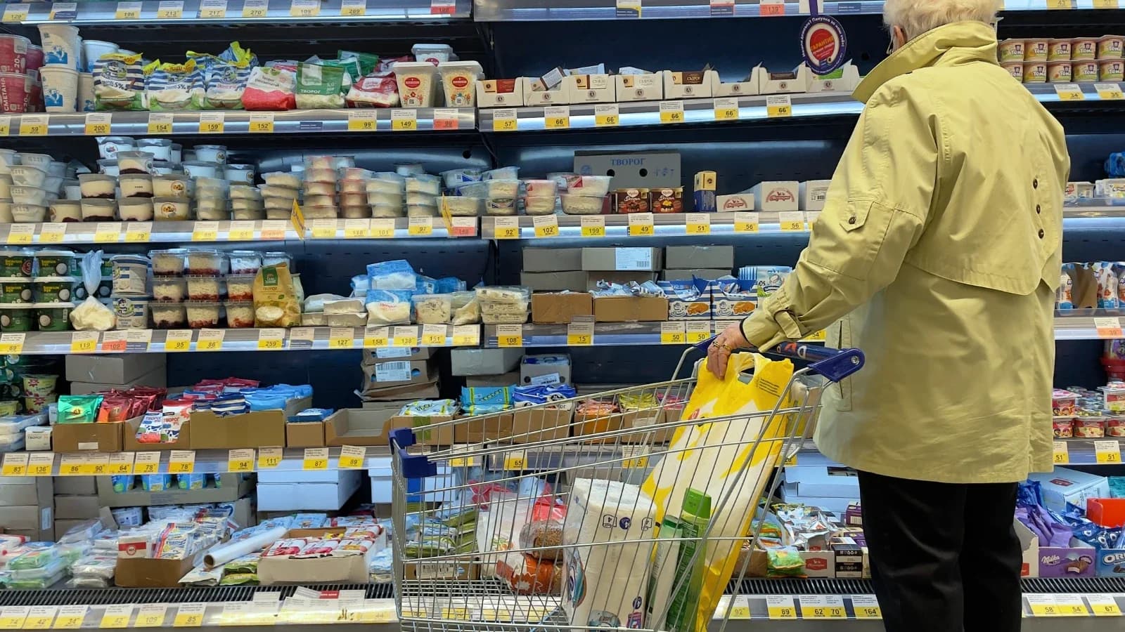 На полках магазина федеральной сети в Губкинском нашли просрочку