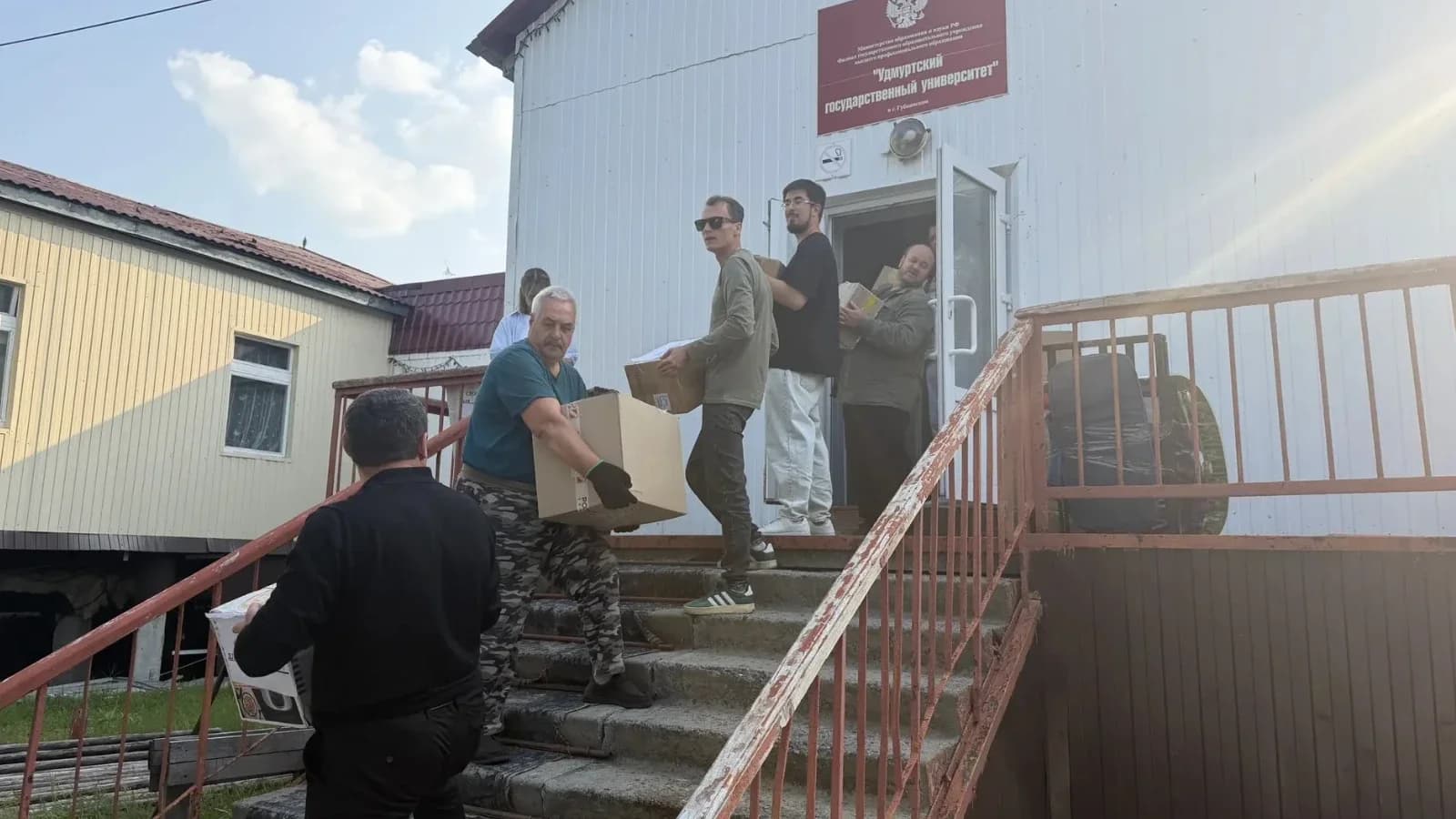 Учреждения донецкого села Свободное получили адресную помощь от губкинцев