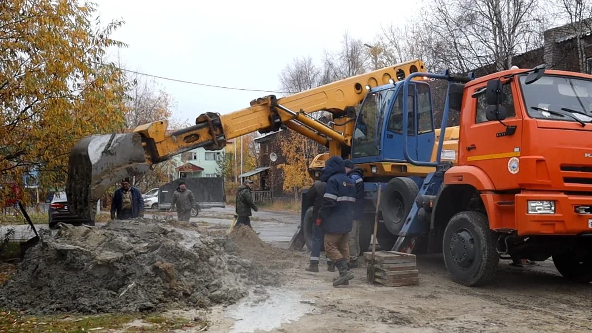 В 12-м микрорайоне Губкинского устраняют порыв на сети теплоснабжения